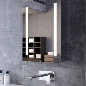 dangrita-skaidrus-keturkampis-vonios-kambarys-gamyba-montavimas-led-veidrodis-vonios-kambarys-priekinis-apsvietimas-20240124-240099