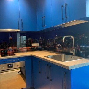 mdglass-dangrita-stiklas-apdirbimas-dazymas-montavimas-virtuvine-sienele-10022