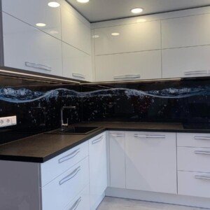 mdglass-dangrita-stiklas-apdirbimas-dazymas-montavimas-virtuvine-sienele-10025