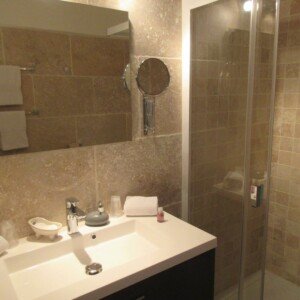 vonios-kambarys-dangrita-stiklas-grudintas-tamsintas-durys-stumdomos-dusas-veidrodis-gamyba-montavimas-2300k0899