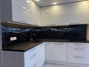 mdglass-dangrita-stiklas-apdirbimas-dazymas-montavimas-virtuvine-sienele-10025